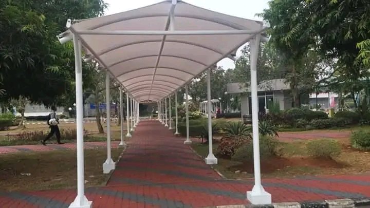 Kanopi membran peneduh untuk lorong jalan di taman