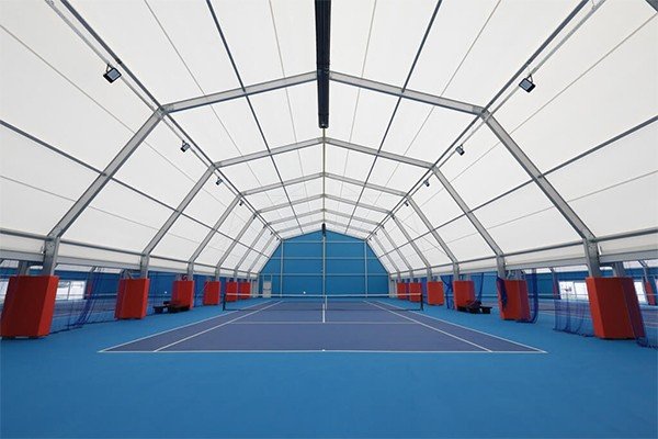 Model kanopi membran yang dirancang khusus untuk lapangan padel